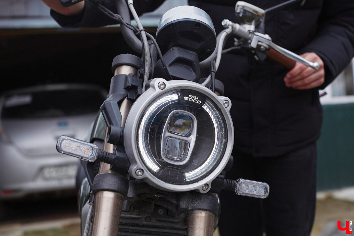 Электротранспорт — это уже давно не привет из будущего. Сразу три таких средства передвижения мы обнаружили в гараже жителя Судогды Николая Антонова. Скутер, мопед, ничем не уступающий байку, и автомобиль радуют своего владельца тихим ходом, экономичностью, простотой. О других их плюсах, а также неизбежных минусах он рассказал «Ключ-Медиа».