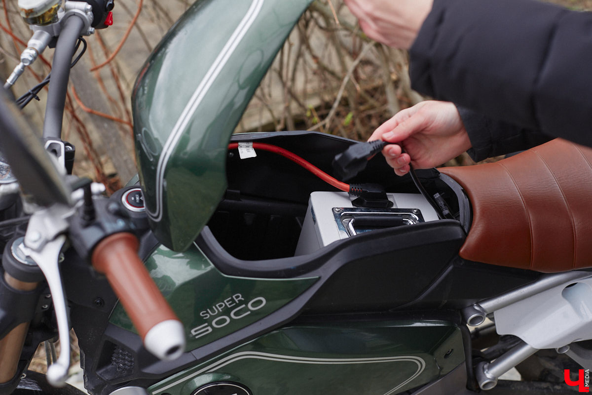 Электротранспорт — это уже давно не привет из будущего. Сразу три таких средства передвижения мы обнаружили в гараже жителя Судогды Николая Антонова. Скутер, мопед, ничем не уступающий байку, и автомобиль радуют своего владельца тихим ходом, экономичностью, простотой. О других их плюсах, а также неизбежных минусах он рассказал «Ключ-Медиа».