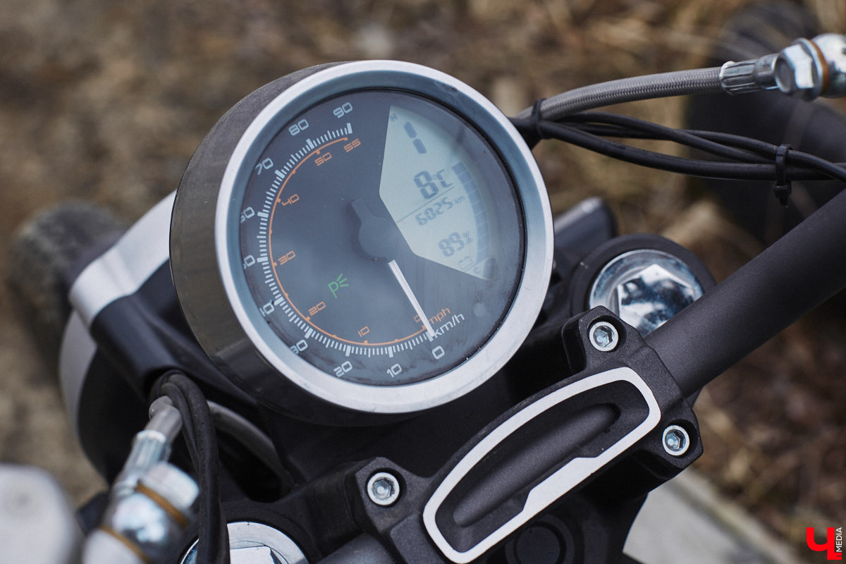 Электротранспорт — это уже давно не привет из будущего. Сразу три таких средства передвижения мы обнаружили в гараже жителя Судогды Николая Антонова. Скутер, мопед, ничем не уступающий байку, и автомобиль радуют своего владельца тихим ходом, экономичностью, простотой. О других их плюсах, а также неизбежных минусах он рассказал «Ключ-Медиа».