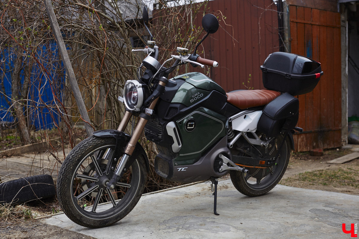 Электротранспорт — это уже давно не привет из будущего. Сразу три таких средства передвижения мы обнаружили в гараже жителя Судогды Николая Антонова. Скутер, мопед, ничем не уступающий байку, и автомобиль радуют своего владельца тихим ходом, экономичностью, простотой. О других их плюсах, а также неизбежных минусах он рассказал «Ключ-Медиа».