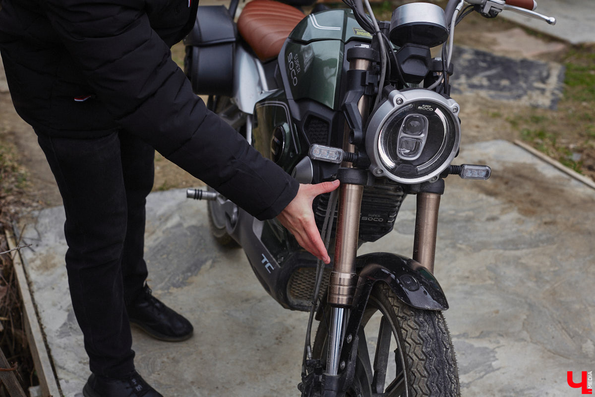 Электротранспорт — это уже давно не привет из будущего. Сразу три таких средства передвижения мы обнаружили в гараже жителя Судогды Николая Антонова. Скутер, мопед, ничем не уступающий байку, и автомобиль радуют своего владельца тихим ходом, экономичностью, простотой. О других их плюсах, а также неизбежных минусах он рассказал «Ключ-Медиа».