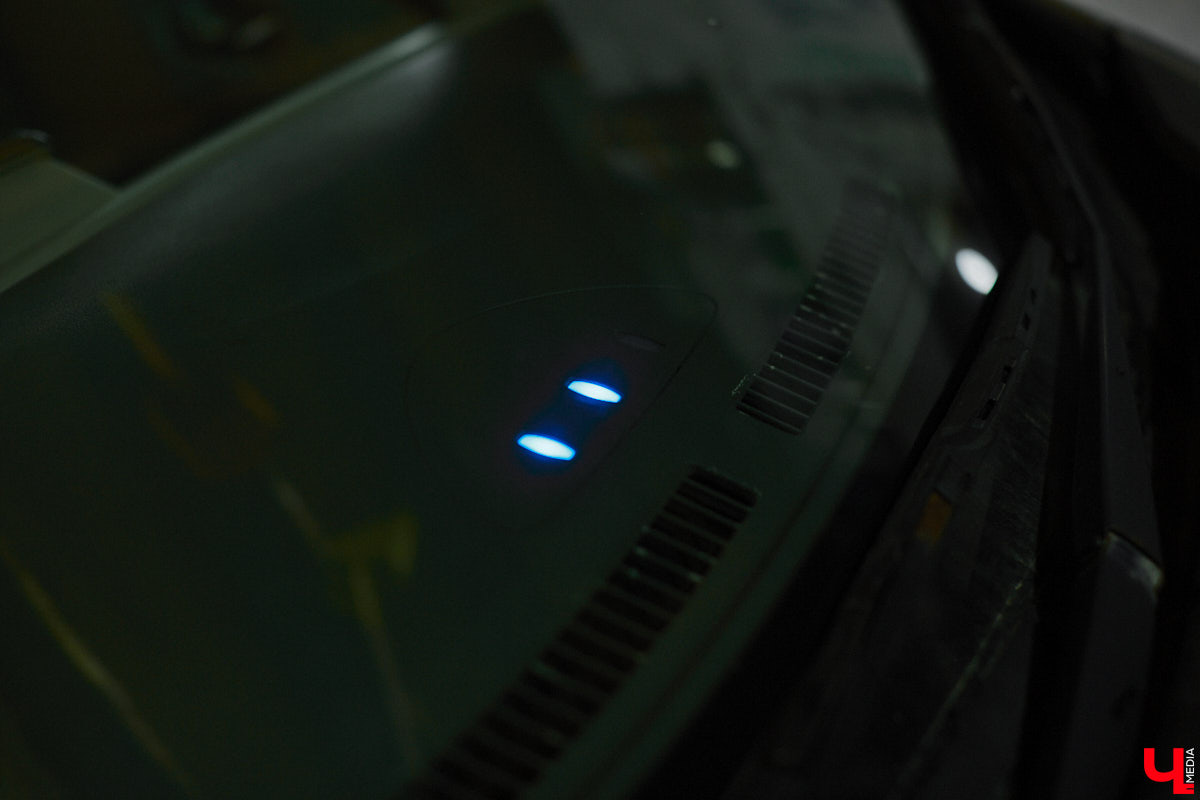 Электротранспорт — это уже давно не привет из будущего. Сразу три таких средства передвижения мы обнаружили в гараже жителя Судогды Николая Антонова. Скутер, мопед, ничем не уступающий байку, и автомобиль радуют своего владельца тихим ходом, экономичностью, простотой. О других их плюсах, а также неизбежных минусах он рассказал «Ключ-Медиа».