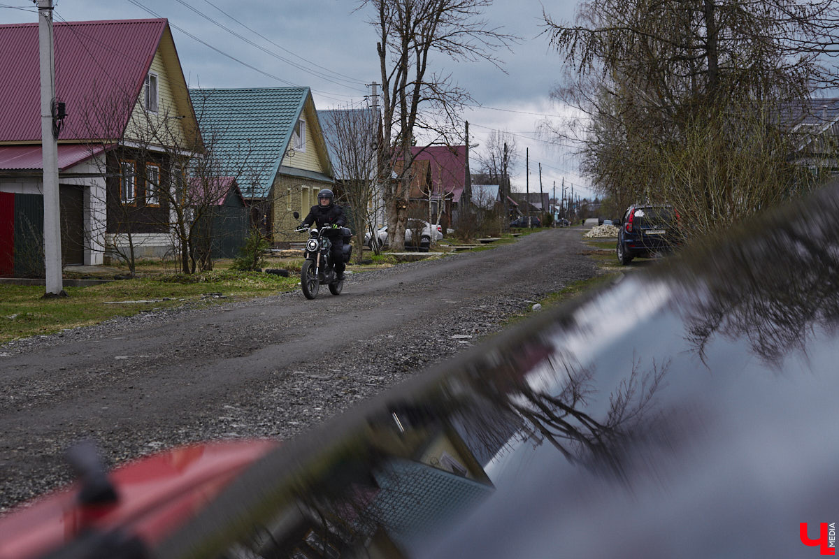 Электротранспорт — это уже давно не привет из будущего. Сразу три таких средства передвижения мы обнаружили в гараже жителя Судогды Николая Антонова. Скутер, мопед, ничем не уступающий байку, и автомобиль радуют своего владельца тихим ходом, экономичностью, простотой. О других их плюсах, а также неизбежных минусах он рассказал «Ключ-Медиа».
