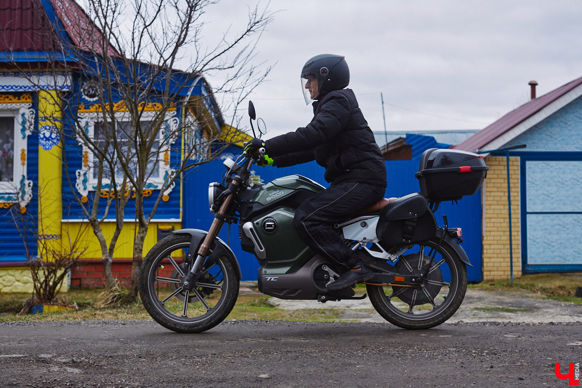 Электротранспорт — это уже давно не привет из будущего. Сразу три таких средства передвижения мы обнаружили в гараже жителя Судогды Николая Антонова. Скутер, мопед, ничем не уступающий байку, и автомобиль радуют своего владельца тихим ходом, экономичностью, простотой. О других их плюсах, а также неизбежных минусах он рассказал «Ключ-Медиа».