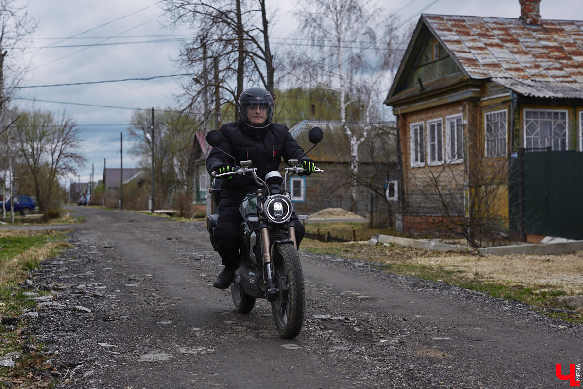 Электротранспорт — это уже давно не привет из будущего. Сразу три таких средства передвижения мы обнаружили в гараже жителя Судогды Николая Антонова. Скутер, мопед, ничем не уступающий байку, и автомобиль радуют своего владельца тихим ходом, экономичностью, простотой. О других их плюсах, а также неизбежных минусах он рассказал «Ключ-Медиа».