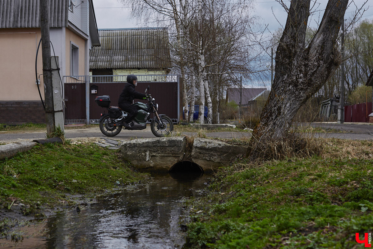 Электротранспорт — это уже давно не привет из будущего. Сразу три таких средства передвижения мы обнаружили в гараже жителя Судогды Николая Антонова. Скутер, мопед, ничем не уступающий байку, и автомобиль радуют своего владельца тихим ходом, экономичностью, простотой. О других их плюсах, а также неизбежных минусах он рассказал «Ключ-Медиа».