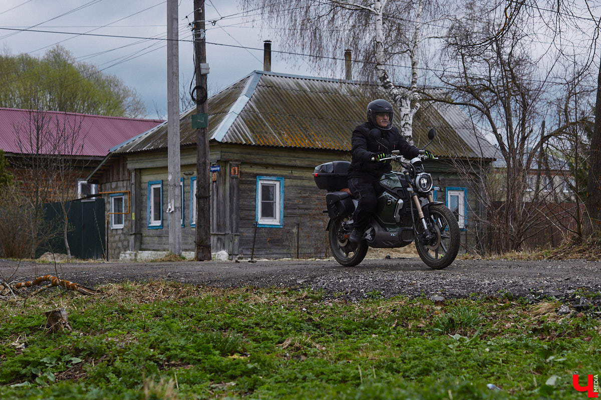 Электротранспорт — это уже давно не привет из будущего. Сразу три таких средства передвижения мы обнаружили в гараже жителя Судогды Николая Антонова. Скутер, мопед, ничем не уступающий байку, и автомобиль радуют своего владельца тихим ходом, экономичностью, простотой. О других их плюсах, а также неизбежных минусах он рассказал «Ключ-Медиа».