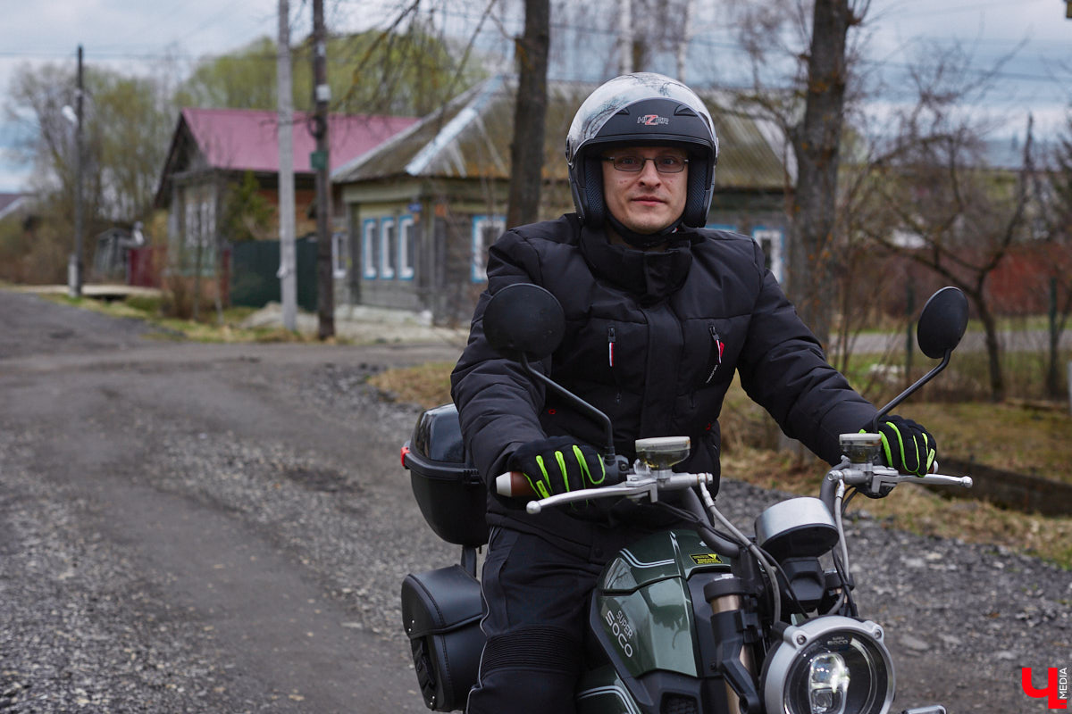 Электротранспорт — это уже давно не привет из будущего. Сразу три таких средства передвижения мы обнаружили в гараже жителя Судогды Николая Антонова. Скутер, мопед, ничем не уступающий байку, и автомобиль радуют своего владельца тихим ходом, экономичностью, простотой. О других их плюсах, а также неизбежных минусах он рассказал «Ключ-Медиа».