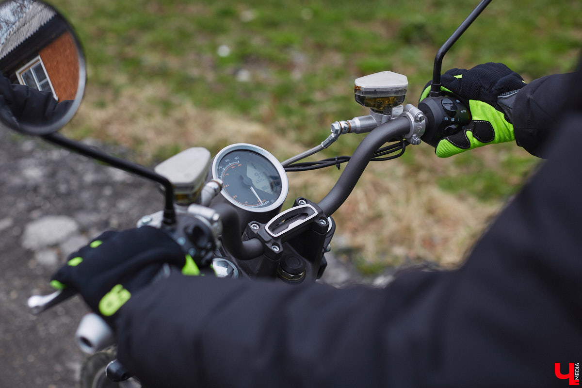 Электротранспорт — это уже давно не привет из будущего. Сразу три таких средства передвижения мы обнаружили в гараже жителя Судогды Николая Антонова. Скутер, мопед, ничем не уступающий байку, и автомобиль радуют своего владельца тихим ходом, экономичностью, простотой. О других их плюсах, а также неизбежных минусах он рассказал «Ключ-Медиа».