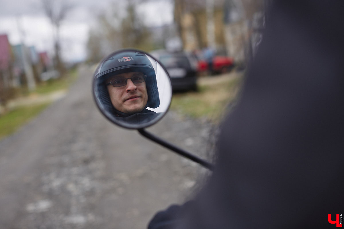 Электротранспорт — это уже давно не привет из будущего. Сразу три таких средства передвижения мы обнаружили в гараже жителя Судогды Николая Антонова. Скутер, мопед, ничем не уступающий байку, и автомобиль радуют своего владельца тихим ходом, экономичностью, простотой. О других их плюсах, а также неизбежных минусах он рассказал «Ключ-Медиа».