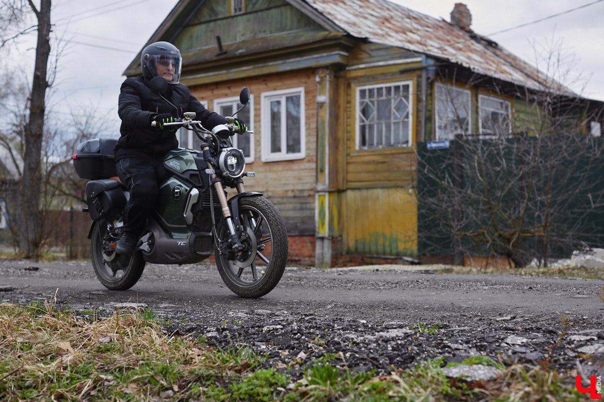 Электротранспорт — это уже давно не привет из будущего. Сразу три таких средства передвижения мы обнаружили в гараже жителя Судогды Николая Антонова. Скутер, мопед, ничем не уступающий байку, и автомобиль радуют своего владельца тихим ходом, экономичностью, простотой. О других их плюсах, а также неизбежных минусах он рассказал «Ключ-Медиа».