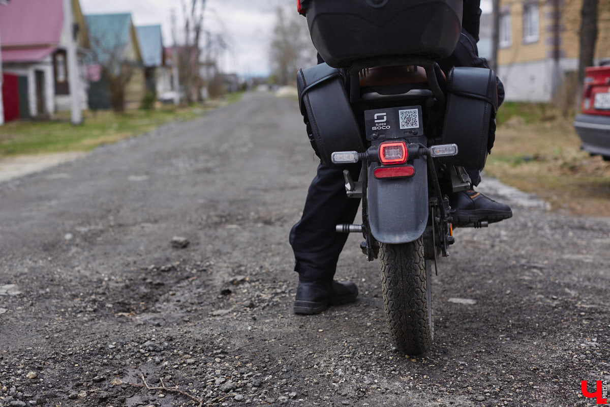Электротранспорт — это уже давно не привет из будущего. Сразу три таких средства передвижения мы обнаружили в гараже жителя Судогды Николая Антонова. Скутер, мопед, ничем не уступающий байку, и автомобиль радуют своего владельца тихим ходом, экономичностью, простотой. О других их плюсах, а также неизбежных минусах он рассказал «Ключ-Медиа».
