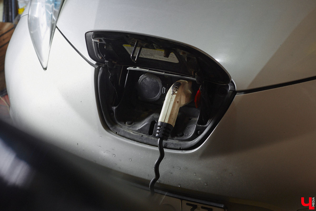 Электротранспорт — это уже давно не привет из будущего. Сразу три таких средства передвижения мы обнаружили в гараже жителя Судогды Николая Антонова. Скутер, мопед, ничем не уступающий байку, и автомобиль радуют своего владельца тихим ходом, экономичностью, простотой. О других их плюсах, а также неизбежных минусах он рассказал «Ключ-Медиа».