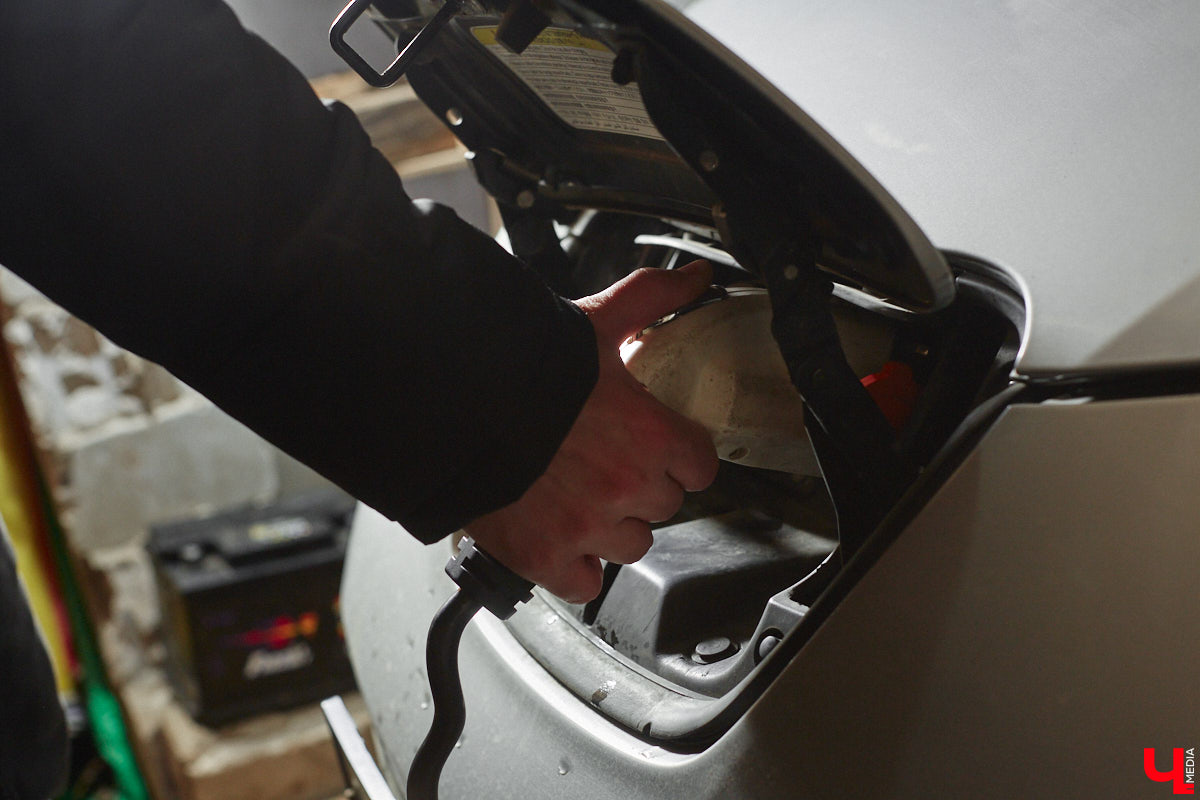 Электротранспорт — это уже давно не привет из будущего. Сразу три таких средства передвижения мы обнаружили в гараже жителя Судогды Николая Антонова. Скутер, мопед, ничем не уступающий байку, и автомобиль радуют своего владельца тихим ходом, экономичностью, простотой. О других их плюсах, а также неизбежных минусах он рассказал «Ключ-Медиа».