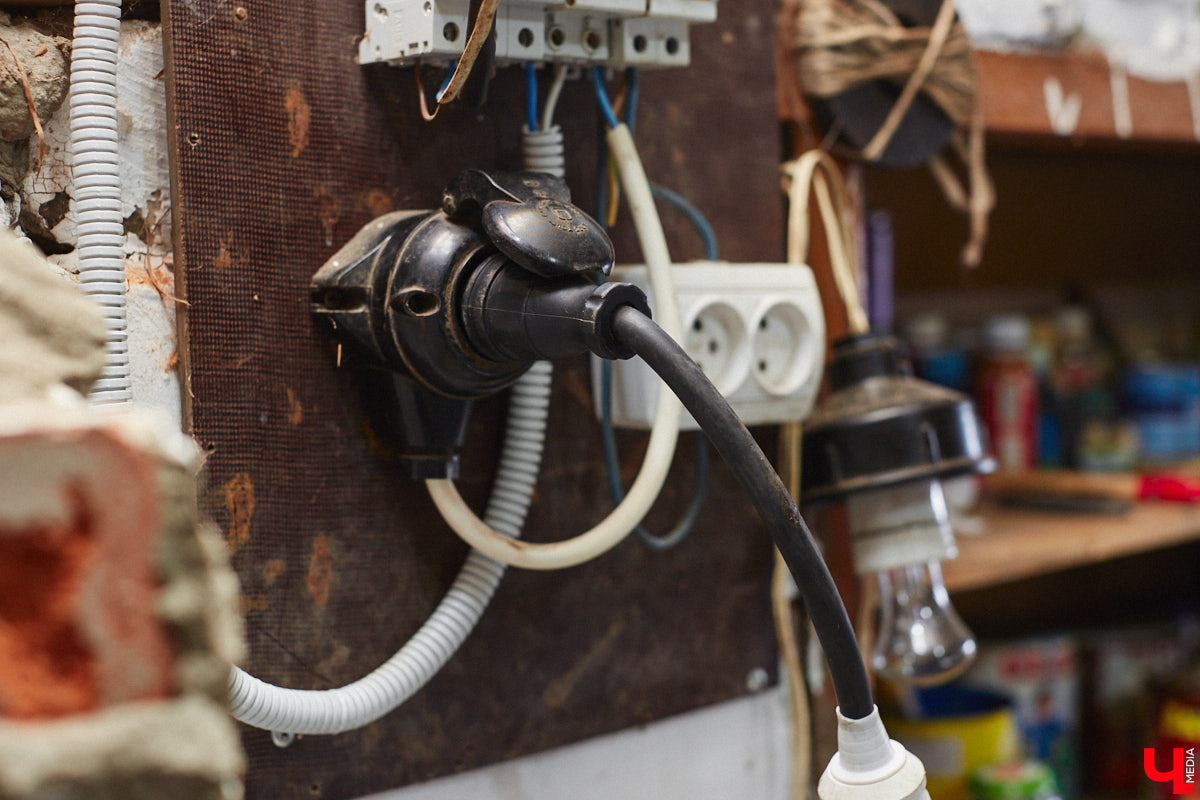 Электротранспорт — это уже давно не привет из будущего. Сразу три таких средства передвижения мы обнаружили в гараже жителя Судогды Николая Антонова. Скутер, мопед, ничем не уступающий байку, и автомобиль радуют своего владельца тихим ходом, экономичностью, простотой. О других их плюсах, а также неизбежных минусах он рассказал «Ключ-Медиа».