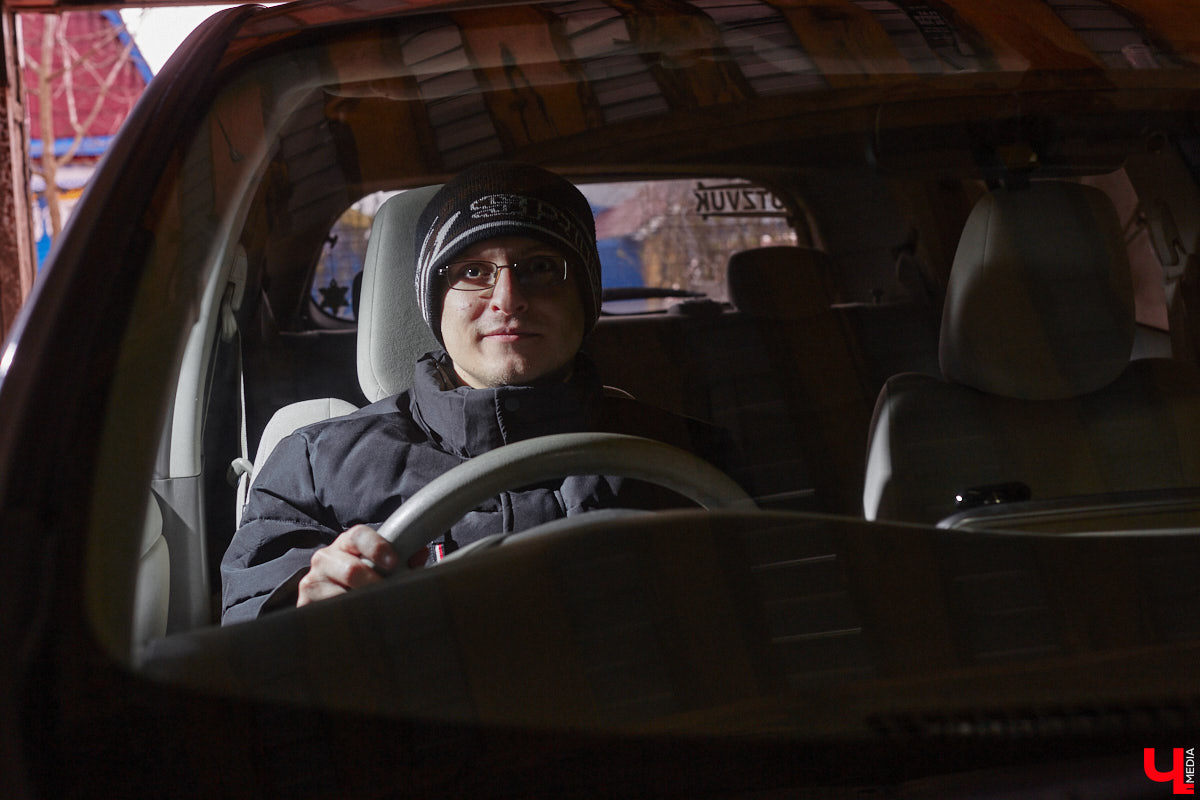 Электротранспорт — это уже давно не привет из будущего. Сразу три таких средства передвижения мы обнаружили в гараже жителя Судогды Николая Антонова. Скутер, мопед, ничем не уступающий байку, и автомобиль радуют своего владельца тихим ходом, экономичностью, простотой. О других их плюсах, а также неизбежных минусах он рассказал «Ключ-Медиа».