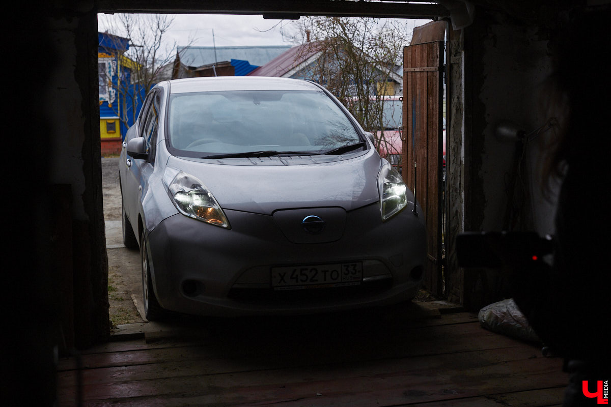 Электротранспорт — это уже давно не привет из будущего. Сразу три таких средства передвижения мы обнаружили в гараже жителя Судогды Николая Антонова. Скутер, мопед, ничем не уступающий байку, и автомобиль радуют своего владельца тихим ходом, экономичностью, простотой. О других их плюсах, а также неизбежных минусах он рассказал «Ключ-Медиа».