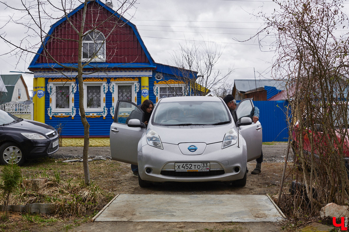 Электротранспорт — это уже давно не привет из будущего. Сразу три таких средства передвижения мы обнаружили в гараже жителя Судогды Николая Антонова. Скутер, мопед, ничем не уступающий байку, и автомобиль радуют своего владельца тихим ходом, экономичностью, простотой. О других их плюсах, а также неизбежных минусах он рассказал «Ключ-Медиа».