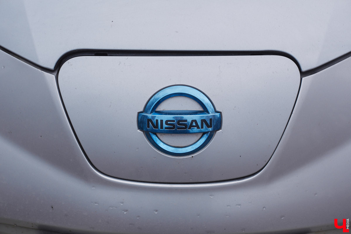 Электротранспорт — это уже давно не привет из будущего. Сразу три таких средства передвижения мы обнаружили в гараже жителя Судогды Николая Антонова. Скутер, мопед, ничем не уступающий байку, и автомобиль радуют своего владельца тихим ходом, экономичностью, простотой. О других их плюсах, а также неизбежных минусах он рассказал «Ключ-Медиа».