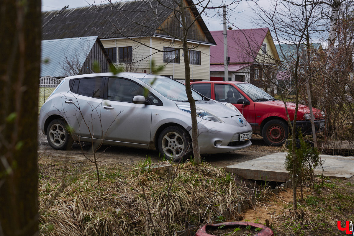 Электротранспорт — это уже давно не привет из будущего. Сразу три таких средства передвижения мы обнаружили в гараже жителя Судогды Николая Антонова. Скутер, мопед, ничем не уступающий байку, и автомобиль радуют своего владельца тихим ходом, экономичностью, простотой. О других их плюсах, а также неизбежных минусах он рассказал «Ключ-Медиа».