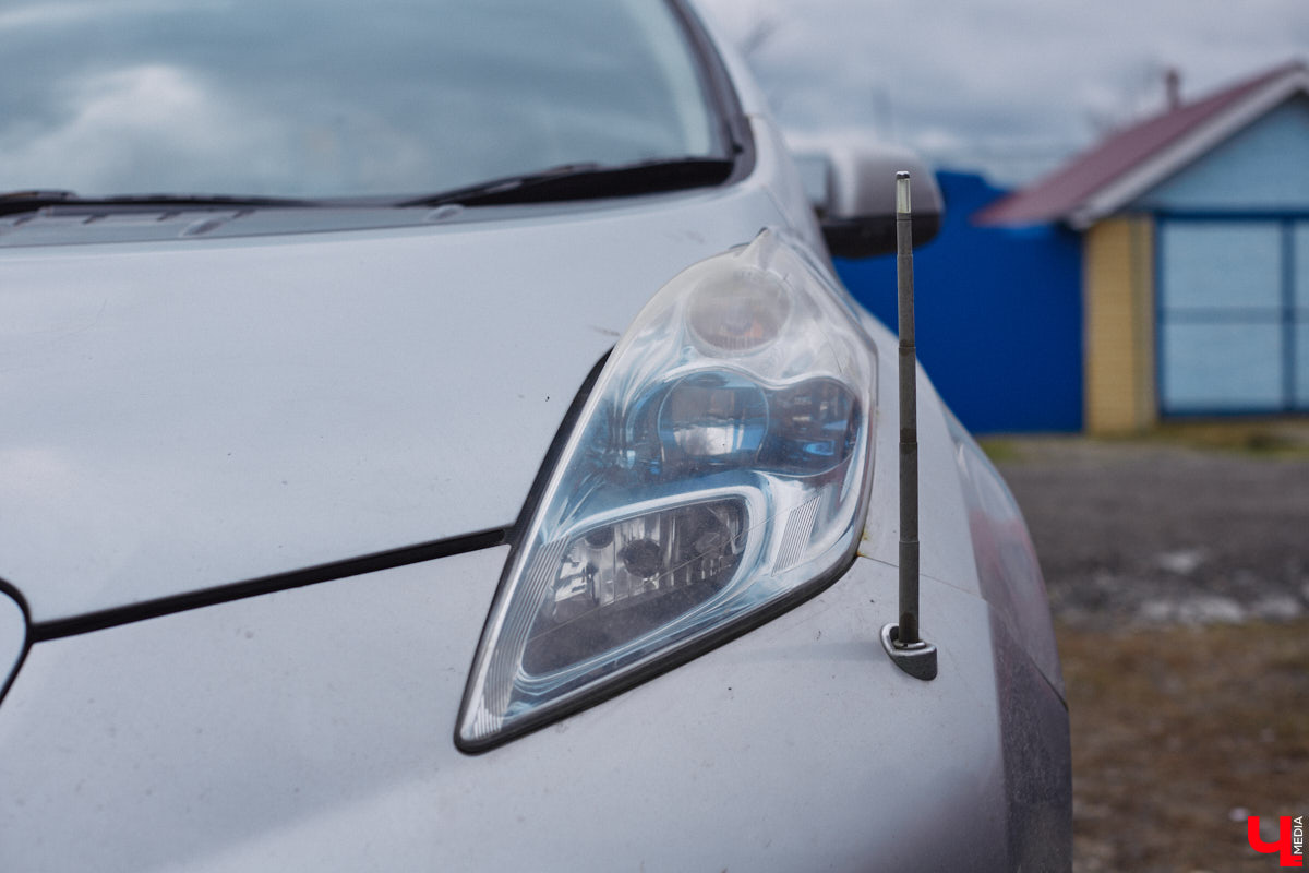 Электротранспорт — это уже давно не привет из будущего. Сразу три таких средства передвижения мы обнаружили в гараже жителя Судогды Николая Антонова. Скутер, мопед, ничем не уступающий байку, и автомобиль радуют своего владельца тихим ходом, экономичностью, простотой. О других их плюсах, а также неизбежных минусах он рассказал «Ключ-Медиа».