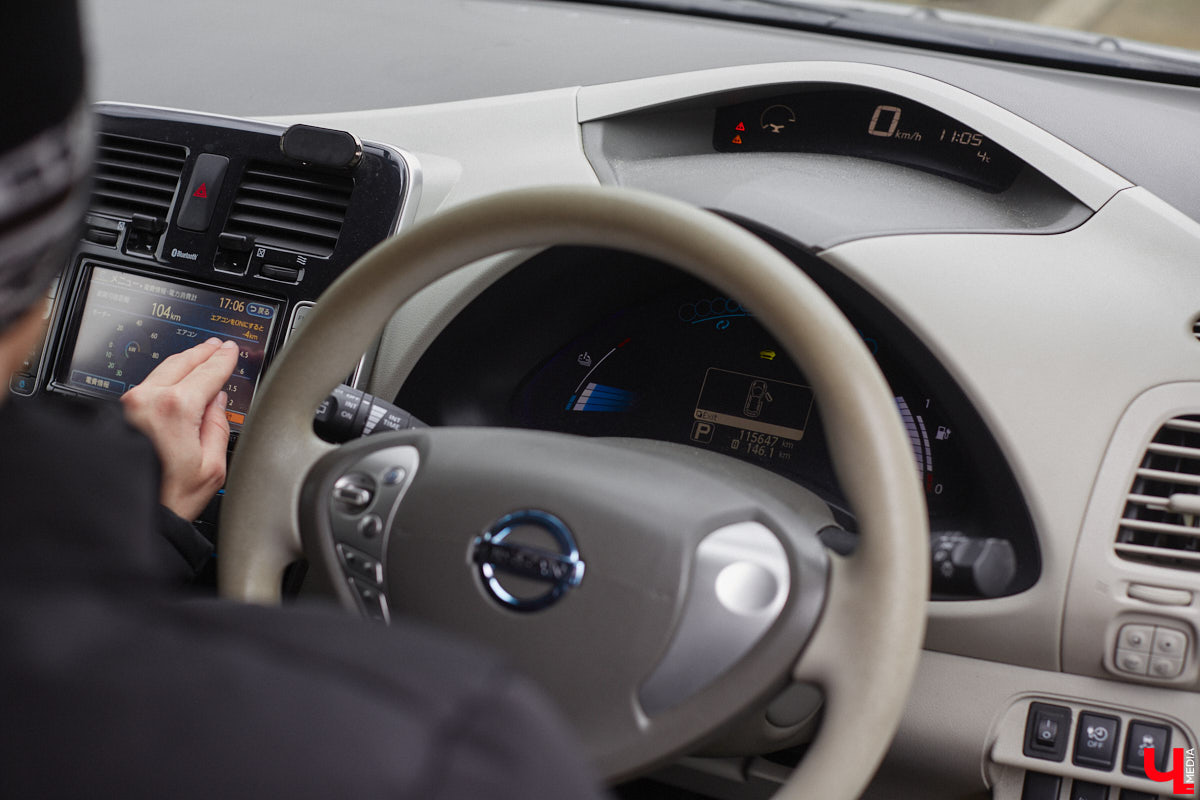 Электротранспорт — это уже давно не привет из будущего. Сразу три таких средства передвижения мы обнаружили в гараже жителя Судогды Николая Антонова. Скутер, мопед, ничем не уступающий байку, и автомобиль радуют своего владельца тихим ходом, экономичностью, простотой. О других их плюсах, а также неизбежных минусах он рассказал «Ключ-Медиа».