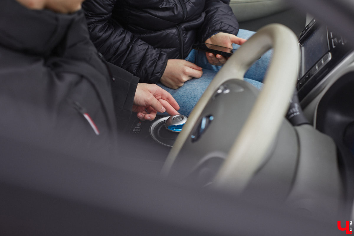 Электротранспорт — это уже давно не привет из будущего. Сразу три таких средства передвижения мы обнаружили в гараже жителя Судогды Николая Антонова. Скутер, мопед, ничем не уступающий байку, и автомобиль радуют своего владельца тихим ходом, экономичностью, простотой. О других их плюсах, а также неизбежных минусах он рассказал «Ключ-Медиа».