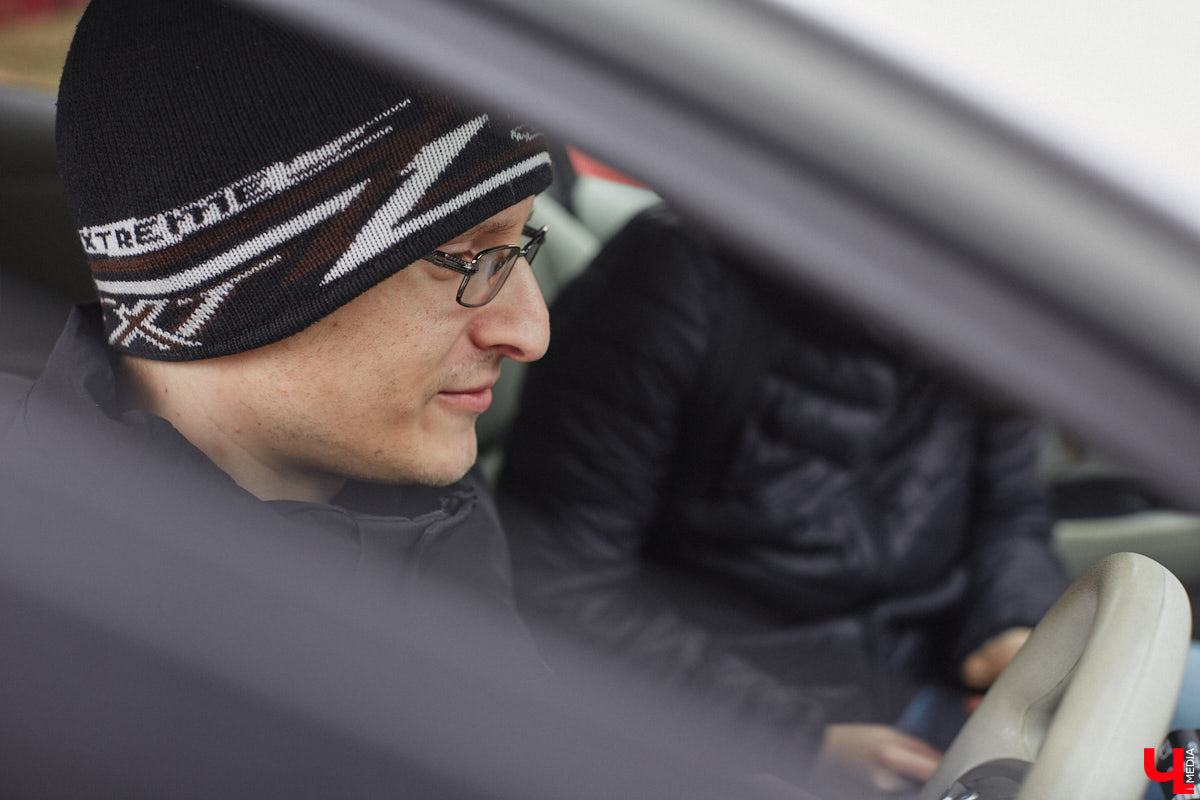 Электротранспорт — это уже давно не привет из будущего. Сразу три таких средства передвижения мы обнаружили в гараже жителя Судогды Николая Антонова. Скутер, мопед, ничем не уступающий байку, и автомобиль радуют своего владельца тихим ходом, экономичностью, простотой. О других их плюсах, а также неизбежных минусах он рассказал «Ключ-Медиа».