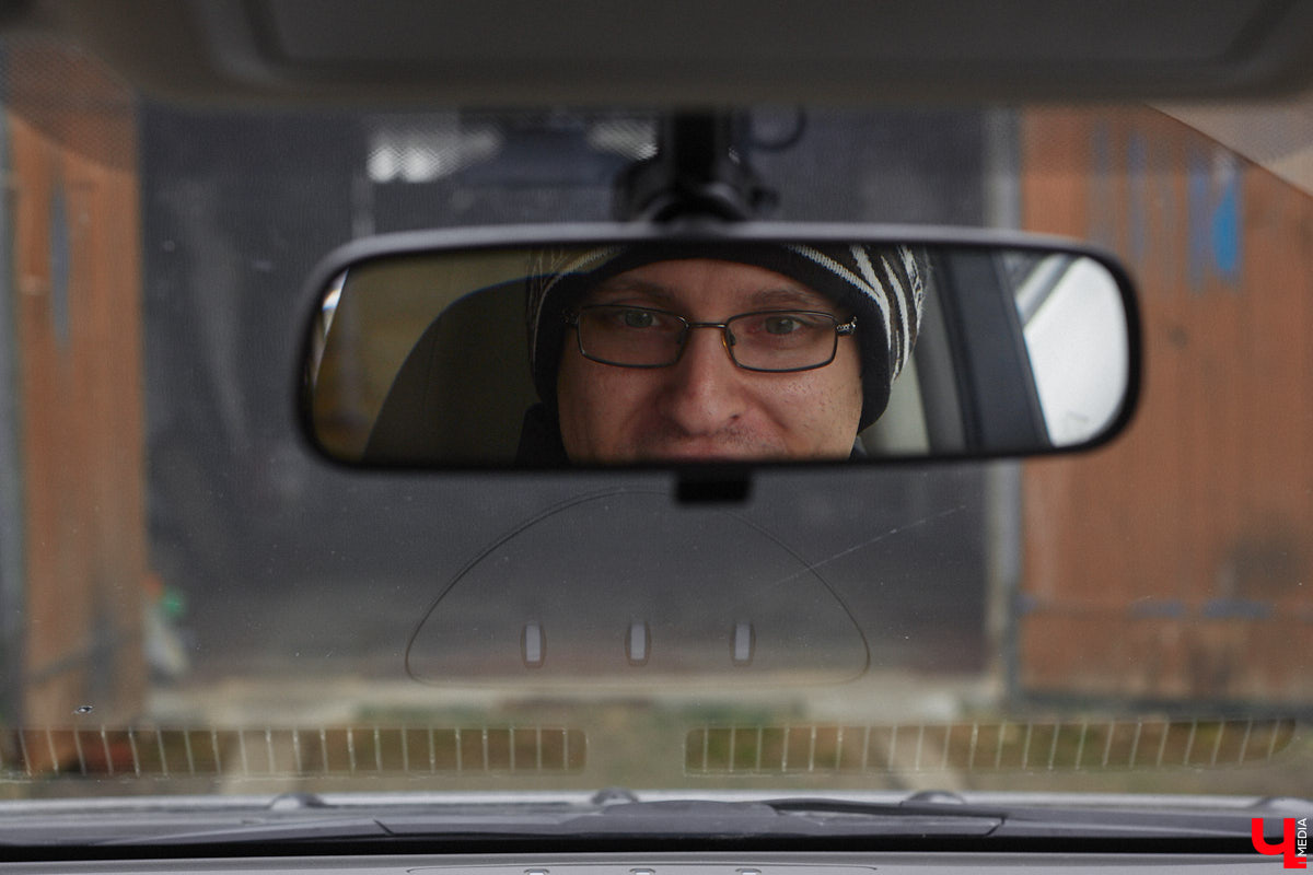 Электротранспорт — это уже давно не привет из будущего. Сразу три таких средства передвижения мы обнаружили в гараже жителя Судогды Николая Антонова. Скутер, мопед, ничем не уступающий байку, и автомобиль радуют своего владельца тихим ходом, экономичностью, простотой. О других их плюсах, а также неизбежных минусах он рассказал «Ключ-Медиа».