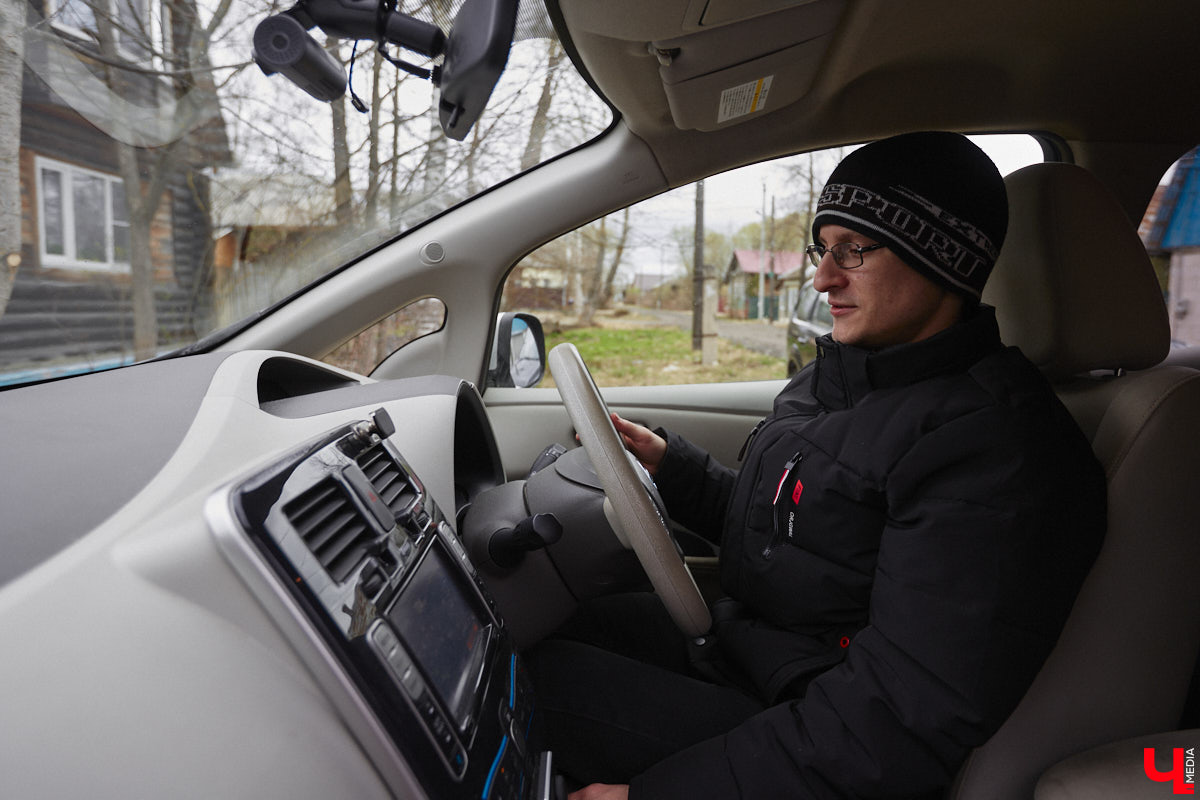 Электротранспорт — это уже давно не привет из будущего. Сразу три таких средства передвижения мы обнаружили в гараже жителя Судогды Николая Антонова. Скутер, мопед, ничем не уступающий байку, и автомобиль радуют своего владельца тихим ходом, экономичностью, простотой. О других их плюсах, а также неизбежных минусах он рассказал «Ключ-Медиа».