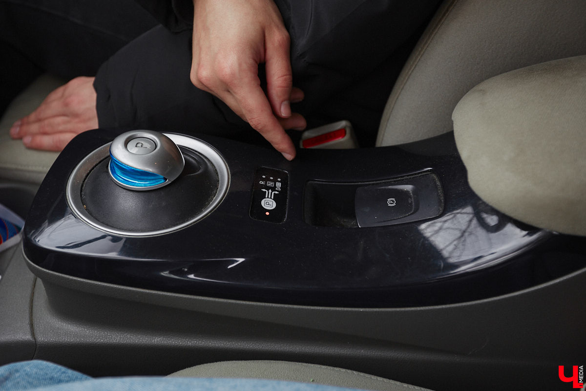 Электротранспорт — это уже давно не привет из будущего. Сразу три таких средства передвижения мы обнаружили в гараже жителя Судогды Николая Антонова. Скутер, мопед, ничем не уступающий байку, и автомобиль радуют своего владельца тихим ходом, экономичностью, простотой. О других их плюсах, а также неизбежных минусах он рассказал «Ключ-Медиа».