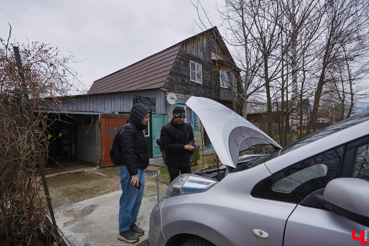 Электротранспорт — это уже давно не привет из будущего. Сразу три таких средства передвижения мы обнаружили в гараже жителя Судогды Николая Антонова. Скутер, мопед, ничем не уступающий байку, и автомобиль радуют своего владельца тихим ходом, экономичностью, простотой. О других их плюсах, а также неизбежных минусах он рассказал «Ключ-Медиа».