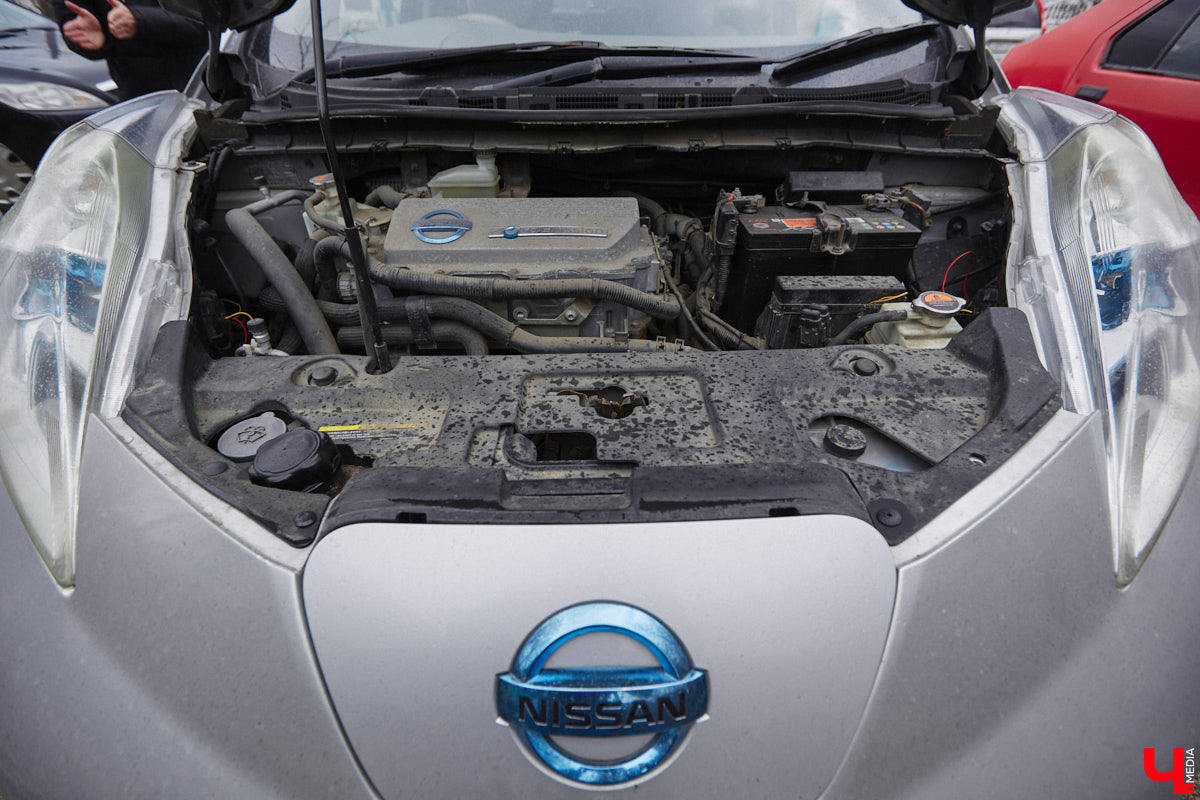 Электротранспорт — это уже давно не привет из будущего. Сразу три таких средства передвижения мы обнаружили в гараже жителя Судогды Николая Антонова. Скутер, мопед, ничем не уступающий байку, и автомобиль радуют своего владельца тихим ходом, экономичностью, простотой. О других их плюсах, а также неизбежных минусах он рассказал «Ключ-Медиа».