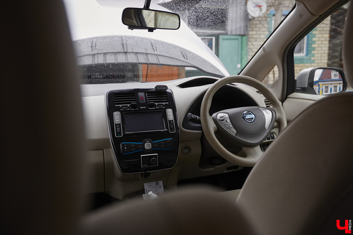 Электротранспорт — это уже давно не привет из будущего. Сразу три таких средства передвижения мы обнаружили в гараже жителя Судогды Николая Антонова. Скутер, мопед, ничем не уступающий байку, и автомобиль радуют своего владельца тихим ходом, экономичностью, простотой. О других их плюсах, а также неизбежных минусах он рассказал «Ключ-Медиа».