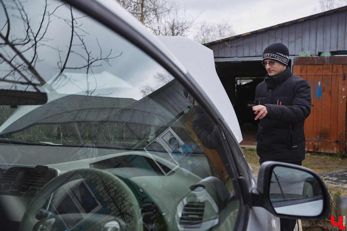 Электротранспорт — это уже давно не привет из будущего. Сразу три таких средства передвижения мы обнаружили в гараже жителя Судогды Николая Антонова. Скутер, мопед, ничем не уступающий байку, и автомобиль радуют своего владельца тихим ходом, экономичностью, простотой. О других их плюсах, а также неизбежных минусах он рассказал «Ключ-Медиа».