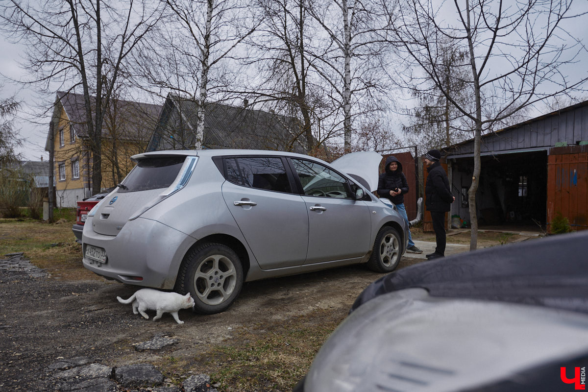Электротранспорт — это уже давно не привет из будущего. Сразу три таких средства передвижения мы обнаружили в гараже жителя Судогды Николая Антонова. Скутер, мопед, ничем не уступающий байку, и автомобиль радуют своего владельца тихим ходом, экономичностью, простотой. О других их плюсах, а также неизбежных минусах он рассказал «Ключ-Медиа».
