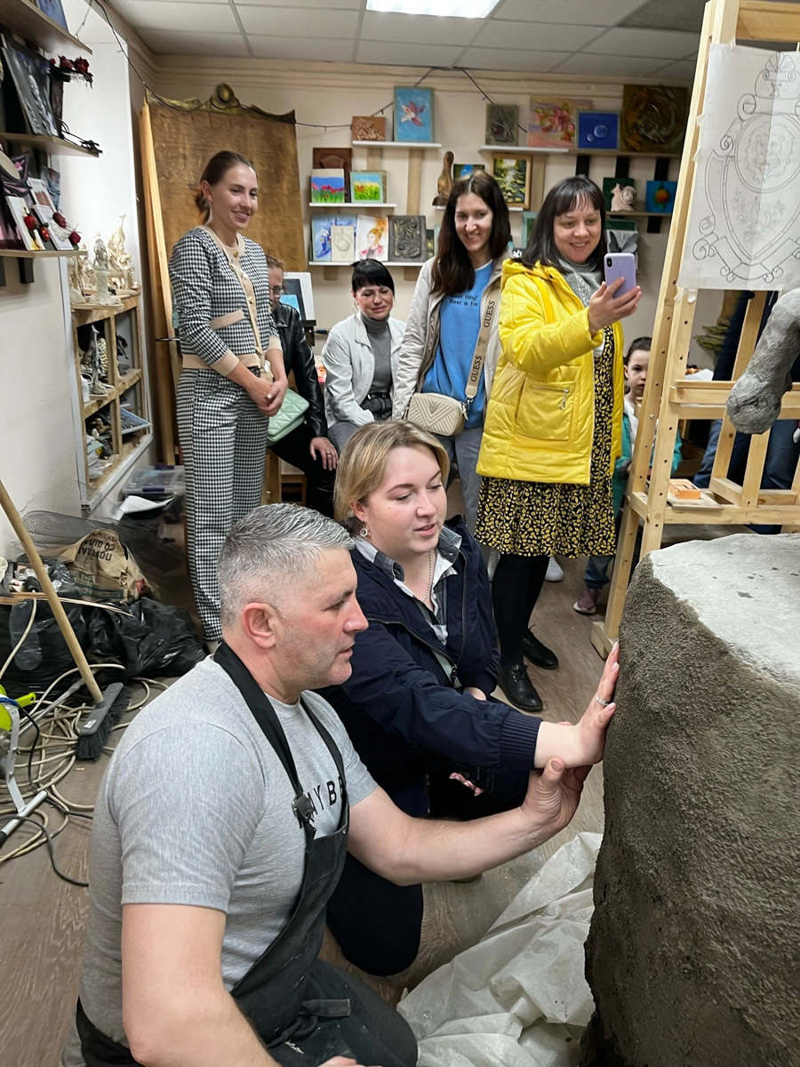 В городе Гусь-Хрустальный завершаются работы над скульптурой бездомной собаки, у которой есть реальный прототип. Пес по кличке Кузя жил на остановке напротив библиотечного центра и был местным любимцем. Когда животного не стало, зооволонтеры решили сохранить о нем память и напомнить таким образом всем, что бросать четвероногих друзей нельзя.