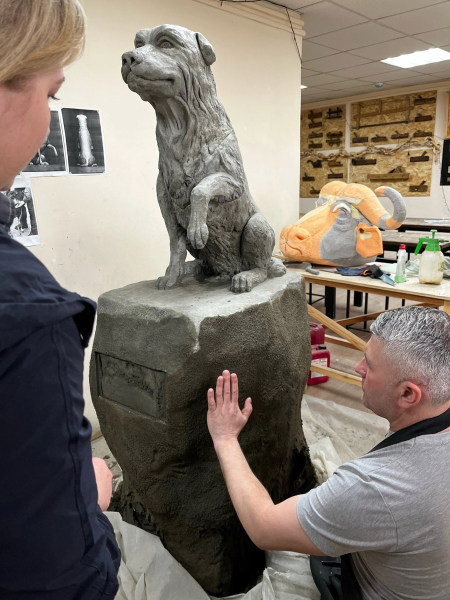 В городе Гусь-Хрустальный завершаются работы над скульптурой бездомной собаки, у которой есть реальный прототип. Пес по кличке Кузя жил на остановке напротив библиотечного центра и был местным любимцем. Когда животного не стало, зооволонтеры решили сохранить о нем память и напомнить таким образом всем, что бросать четвероногих друзей нельзя.