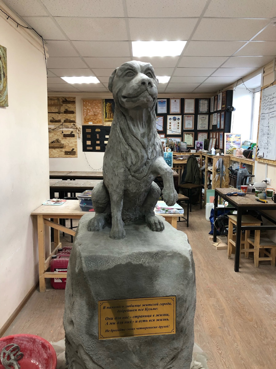 В городе Гусь-Хрустальный завершаются работы над скульптурой бездомной собаки, у которой есть реальный прототип. Пес по кличке Кузя жил на остановке напротив библиотечного центра и был местным любимцем. Когда животного не стало, зооволонтеры решили сохранить о нем память и напомнить таким образом всем, что бросать четвероногих друзей нельзя.