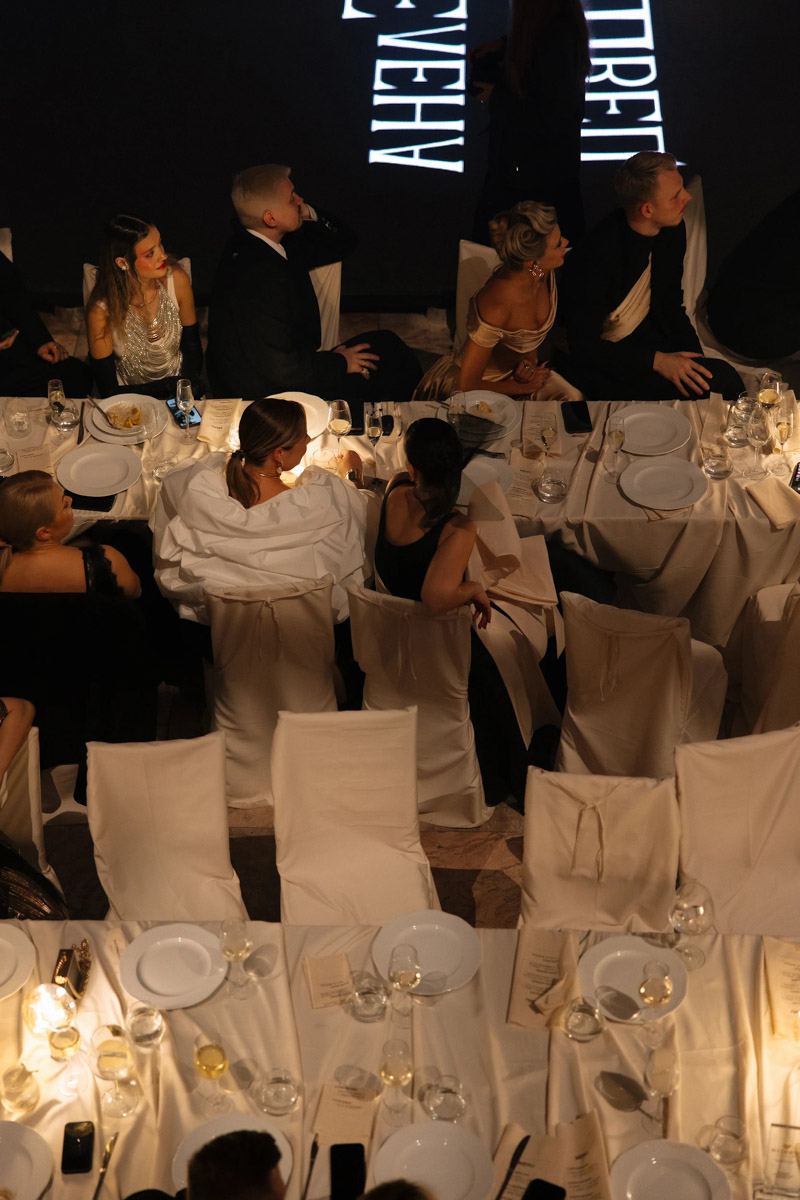 Когда-то Олег Леднев снимал свадьбы в столовых областного центра, а в апреле стал одним из лучших видеографов по версии премии Wedding awards Russia. В итоге его торжественно наградили на сцене в Российском этнографическом музее Санкт-Петербурга. Эстафету успеха вместе с камерой владимирец передал Илье и Насте Ковригиным, которые залетели на 11-ю строчку Tоp100awards, о чем пять лет назад даже не мечтали.