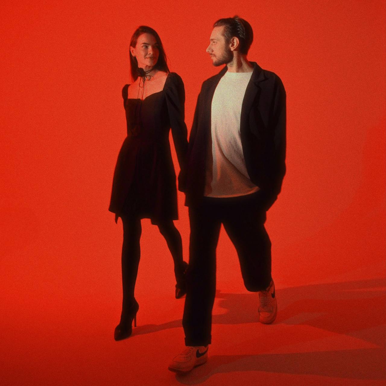 Когда-то Олег Леднев снимал свадьбы в столовых областного центра, а в апреле стал одним из лучших видеографов по версии премии Wedding awards Russia. В итоге его торжественно наградили на сцене в Российском этнографическом музее Санкт-Петербурга. Эстафету успеха вместе с камерой владимирец передал Илье и Насте Ковригиным, которые залетели на 11-ю строчку Tоp100awards, о чем пять лет назад даже не мечтали.