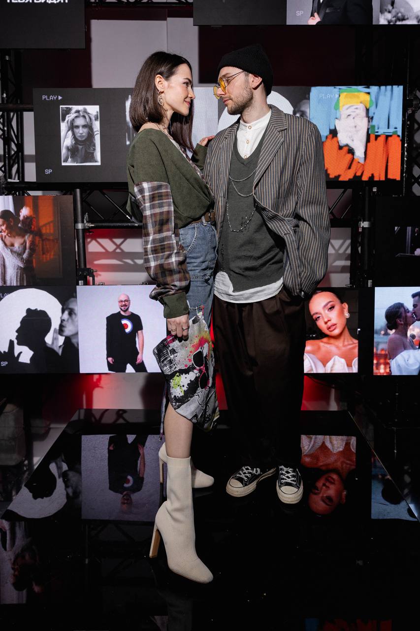 Когда-то Олег Леднев снимал свадьбы в столовых областного центра, а в апреле стал одним из лучших видеографов по версии премии Wedding awards Russia. В итоге его торжественно наградили на сцене в Российском этнографическом музее Санкт-Петербурга. Эстафету успеха вместе с камерой владимирец передал Илье и Насте Ковригиным, которые залетели на 11-ю строчку Tоp100awards, о чем пять лет назад даже не мечтали.