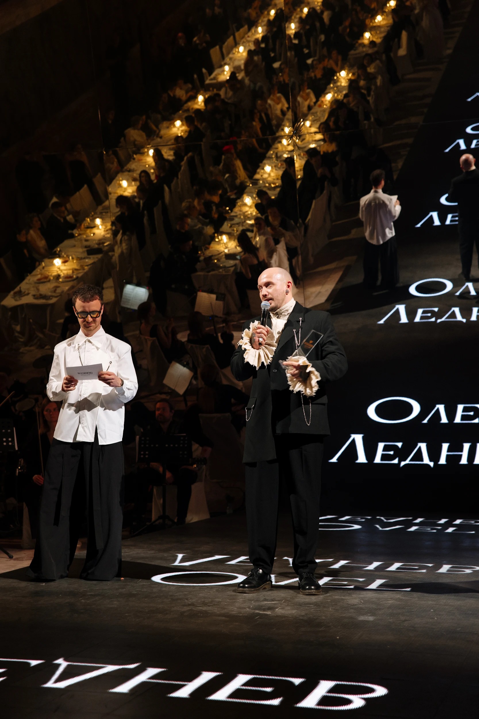 Когда-то Олег Леднев снимал свадьбы в столовых областного центра, а в апреле стал одним из лучших видеографов по версии премии Wedding awards Russia. В итоге его торжественно наградили на сцене в Российском этнографическом музее Санкт-Петербурга. Эстафету успеха вместе с камерой владимирец передал Илье и Насте Ковригиным, которые залетели на 11-ю строчку Tоp100awards, о чем пять лет назад даже не мечтали.