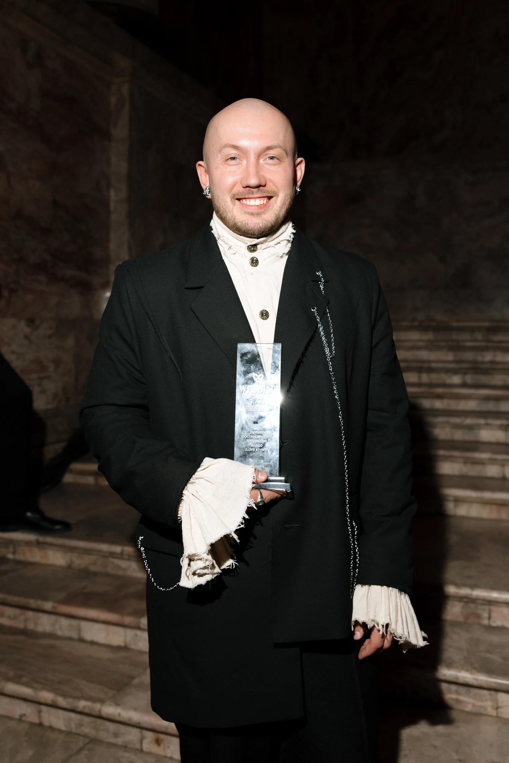 Когда-то Олег Леднев снимал свадьбы в столовых областного центра, а в апреле стал одним из лучших видеографов по версии премии Wedding awards Russia. В итоге его торжественно наградили на сцене в Российском этнографическом музее Санкт-Петербурга. Эстафету успеха вместе с камерой владимирец передал Илье и Насте Ковригиным, которые залетели на 11-ю строчку Tоp100awards, о чем пять лет назад даже не мечтали.