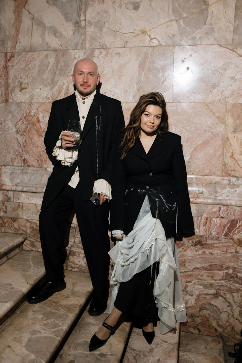 Когда-то Олег Леднев снимал свадьбы в столовых областного центра, а в апреле стал одним из лучших видеографов по версии премии Wedding awards Russia. В итоге его торжественно наградили на сцене в Российском этнографическом музее Санкт-Петербурга. Эстафету успеха вместе с камерой владимирец передал Илье и Насте Ковригиным, которые залетели на 11-ю строчку Tоp100awards, о чем пять лет назад даже не мечтали.