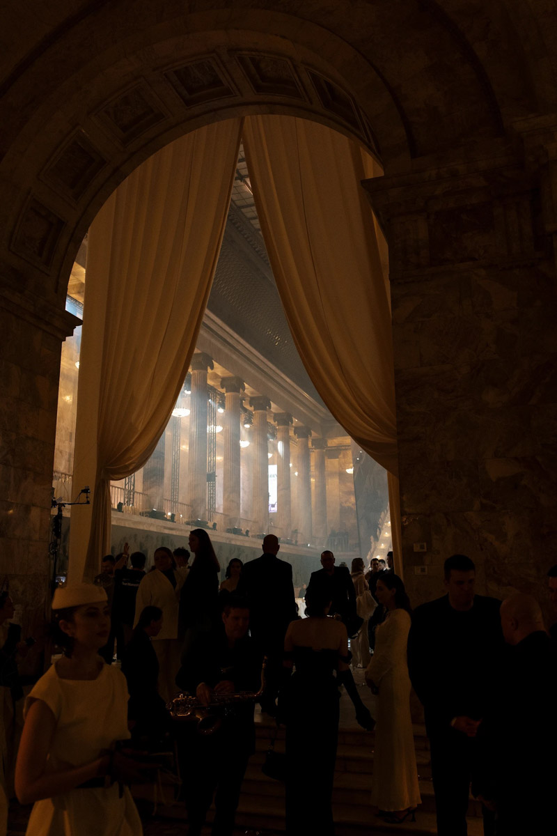 Когда-то Олег Леднев снимал свадьбы в столовых областного центра, а в апреле стал одним из лучших видеографов по версии премии Wedding awards Russia. В итоге его торжественно наградили на сцене в Российском этнографическом музее Санкт-Петербурга. Эстафету успеха вместе с камерой владимирец передал Илье и Насте Ковригиным, которые залетели на 11-ю строчку Tоp100awards, о чем пять лет назад даже не мечтали.