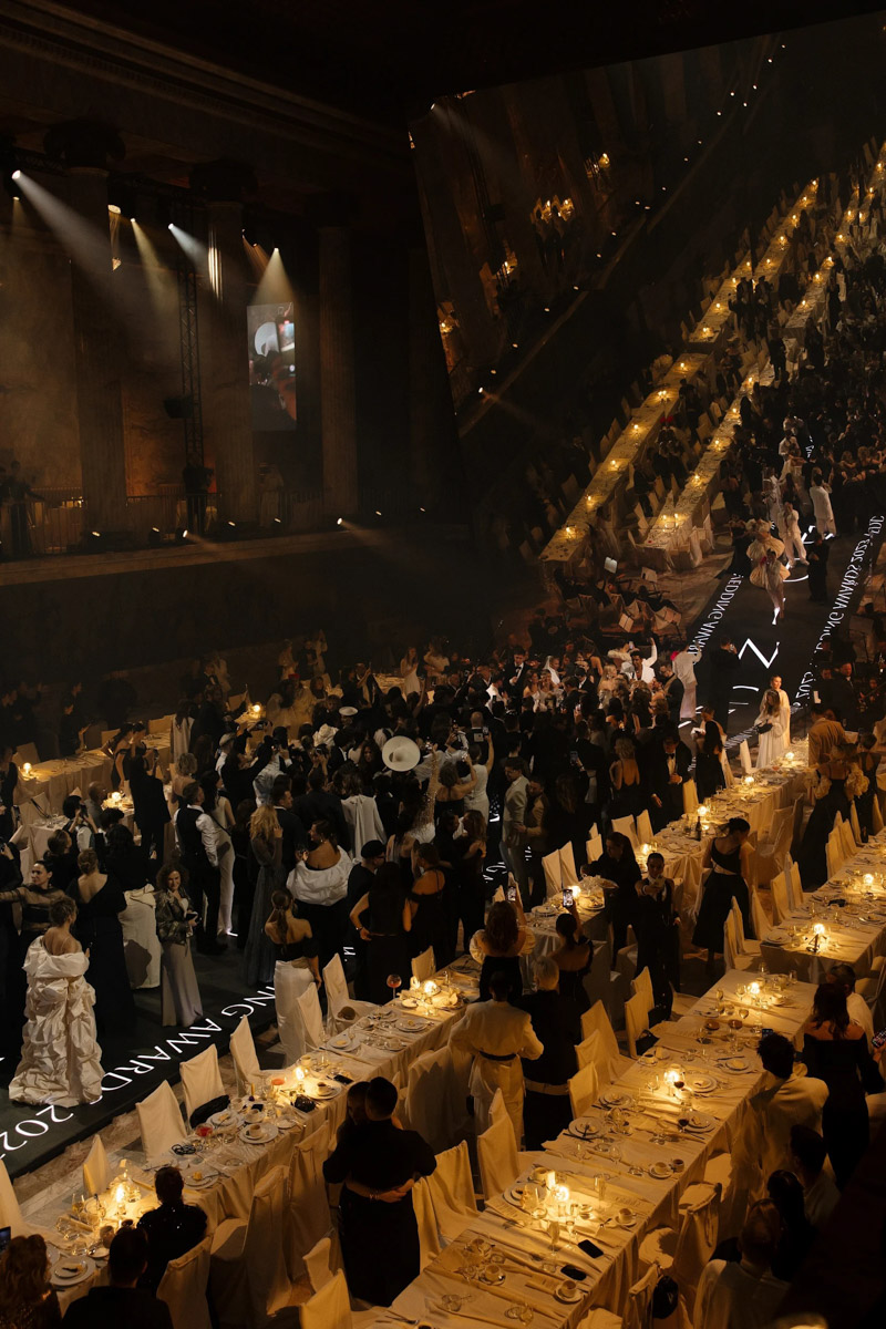 Когда-то Олег Леднев снимал свадьбы в столовых областного центра, а в апреле стал одним из лучших видеографов по версии премии Wedding awards Russia. В итоге его торжественно наградили на сцене в Российском этнографическом музее Санкт-Петербурга. Эстафету успеха вместе с камерой владимирец передал Илье и Насте Ковригиным, которые залетели на 11-ю строчку Tоp100awards, о чем пять лет назад даже не мечтали.