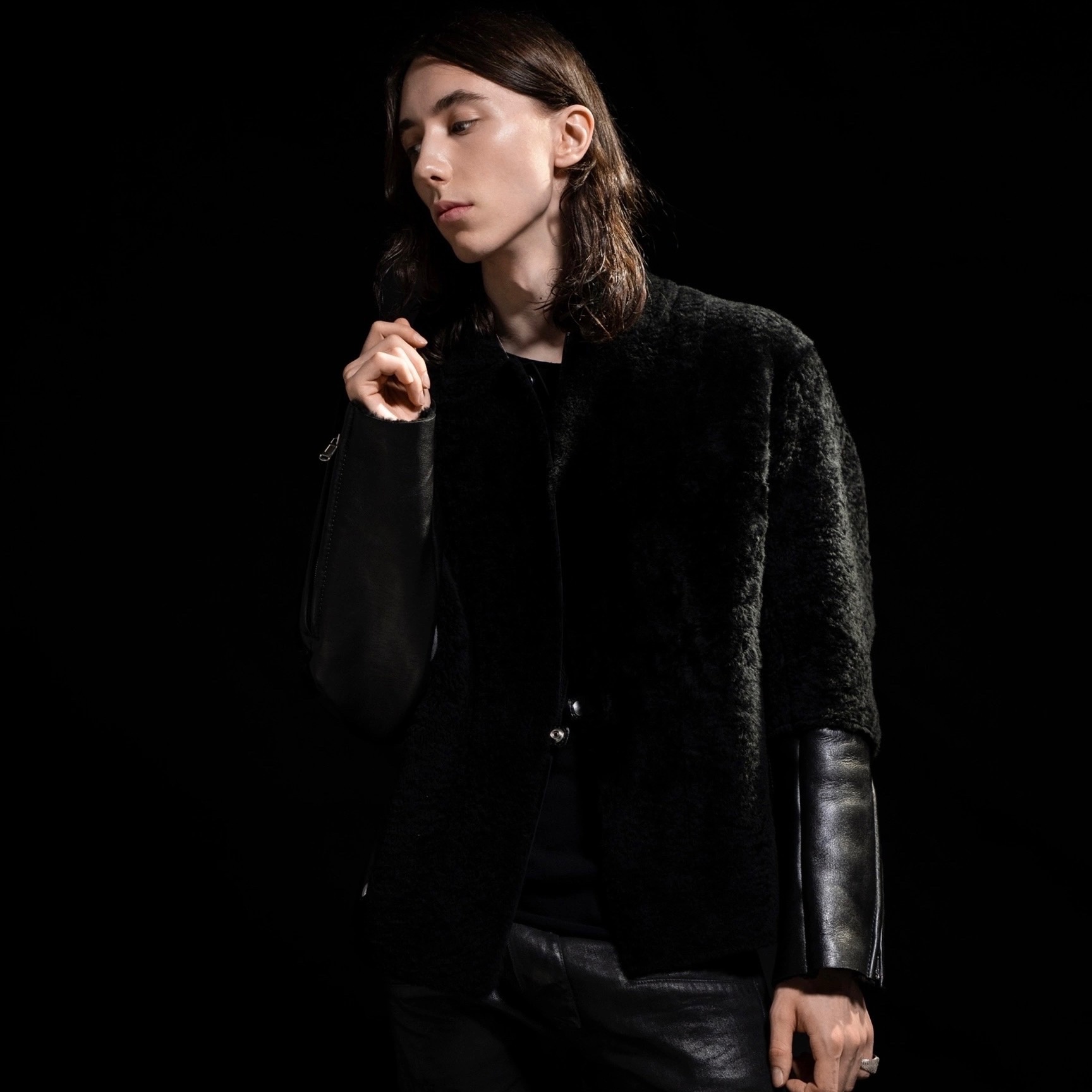 На этой неделе Владимир посетит Дмитрий Дюжев. Он выступит в комедийном амплуа в пьесе «Свободная любовь» выдающегося американского драматурга, номинанта на премию «Оскар» Леонарда Герша. По традиции юмора добавят и наши парни из «Рекорд Оркестра». К тому же они обещают устроить абсолютный музыкальный «жги-гуляй».