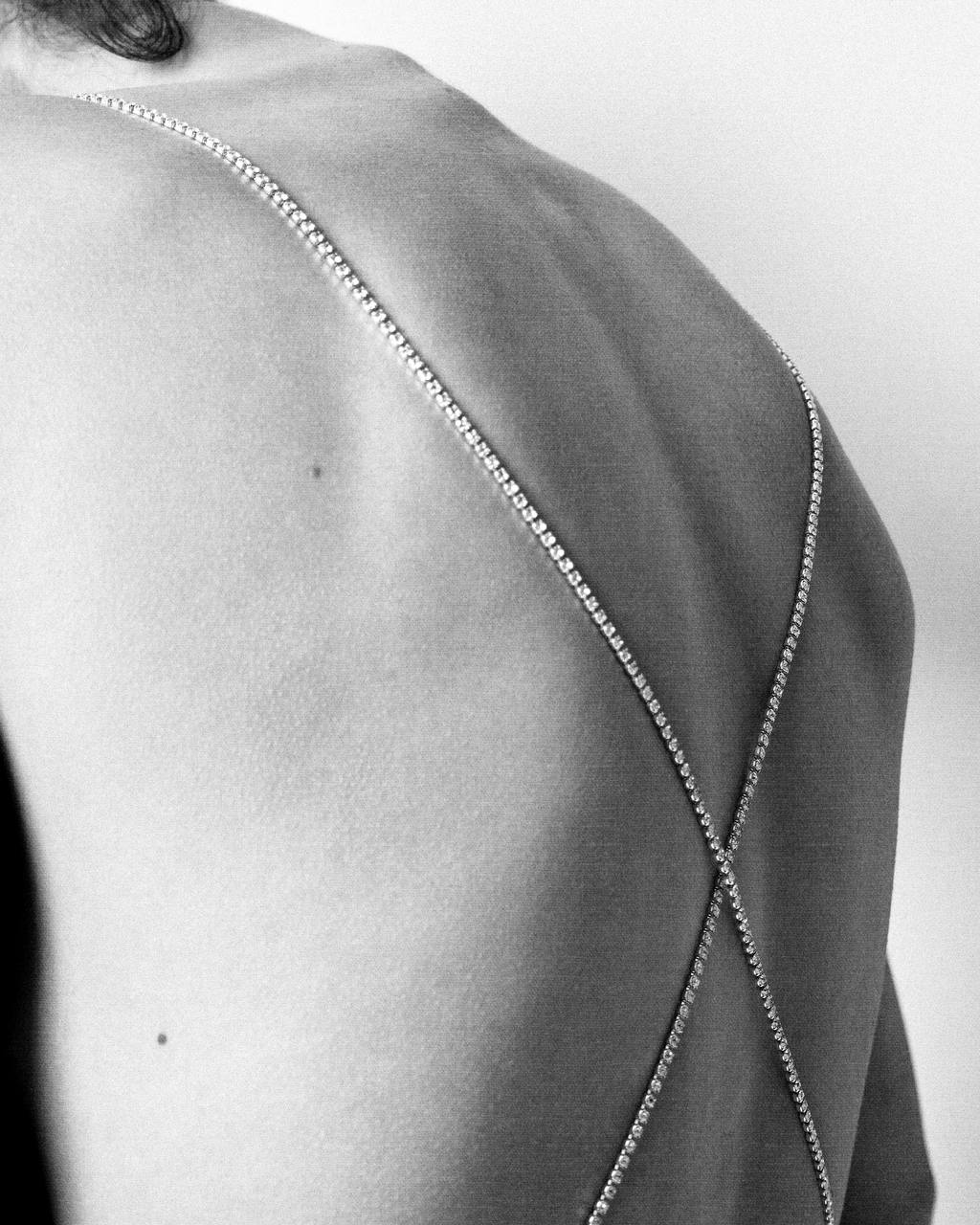 46-й Московский международный кинофестиваль стал самым ожидаемым культурным и светским событием этой весны. Закрывало показы продолжение популярной серии кинокомиксов «Майор Гром: Игра». На красную дорожку вышла съемочная группа нового фильма. Среди коллег-мужчин блистала исполнительница главной женской роли — возлюбленной майора Грома. Любовь Аксенова выбрала черное мини-платье из новой коллекции SASHAVERSE, бренда дизайнера из Вязников Александра Терехова.