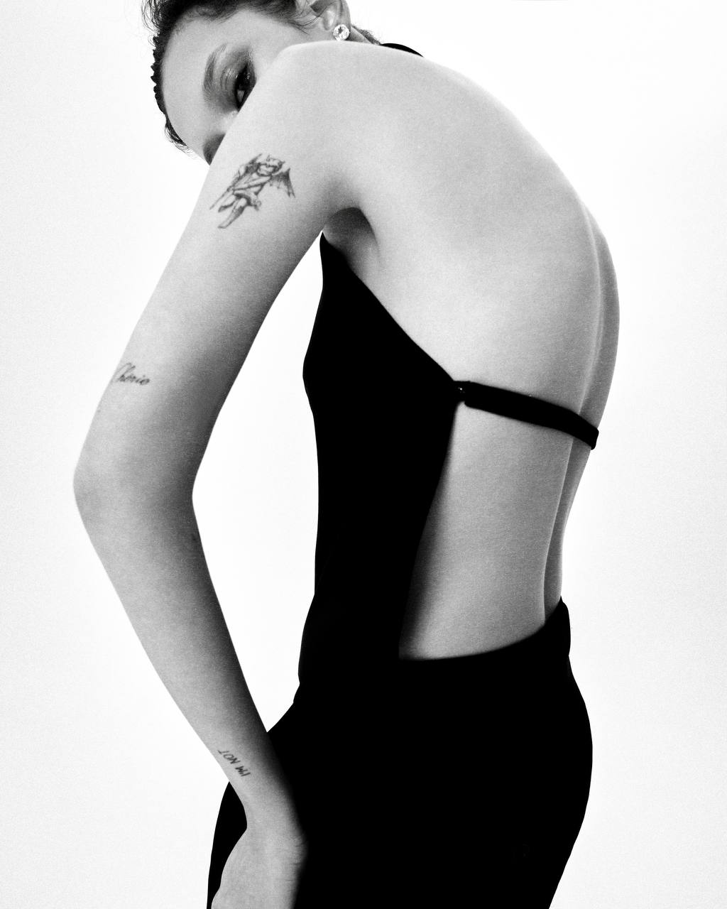 46-й Московский международный кинофестиваль стал самым ожидаемым культурным и светским событием этой весны. Закрывало показы продолжение популярной серии кинокомиксов «Майор Гром: Игра». На красную дорожку вышла съемочная группа нового фильма. Среди коллег-мужчин блистала исполнительница главной женской роли — возлюбленной майора Грома. Любовь Аксенова выбрала черное мини-платье из новой коллекции SASHAVERSE, бренда дизайнера из Вязников Александра Терехова.